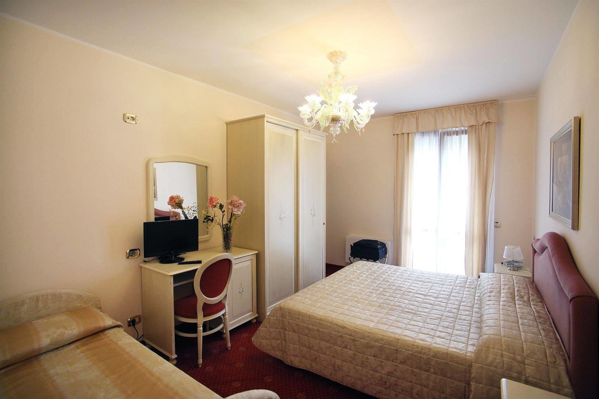 Nice Hotel Mestre Buitenkant foto
