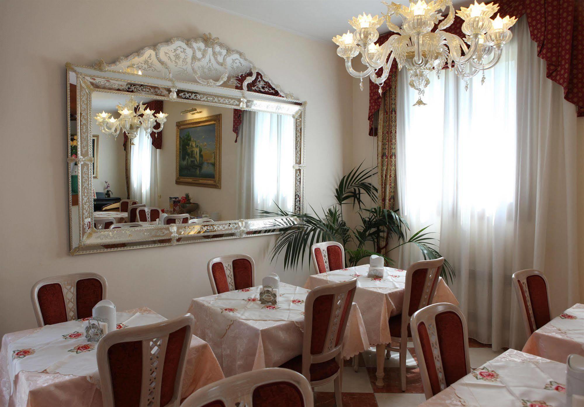 Nice Hotel Mestre Buitenkant foto