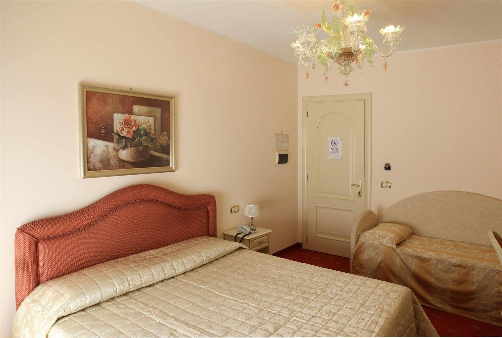 Nice Hotel Mestre Buitenkant foto