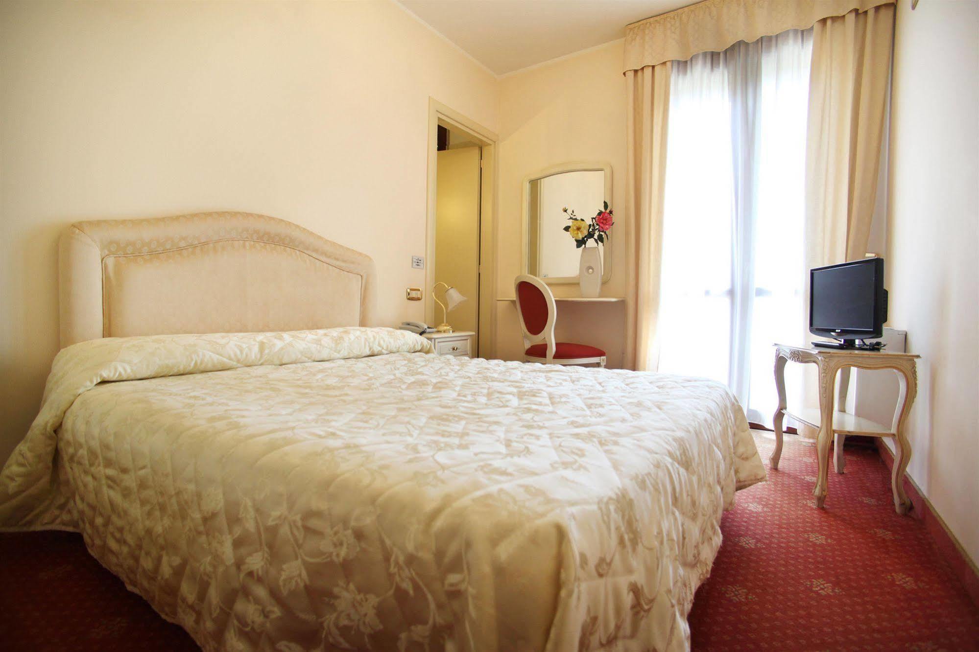 Nice Hotel Mestre Buitenkant foto